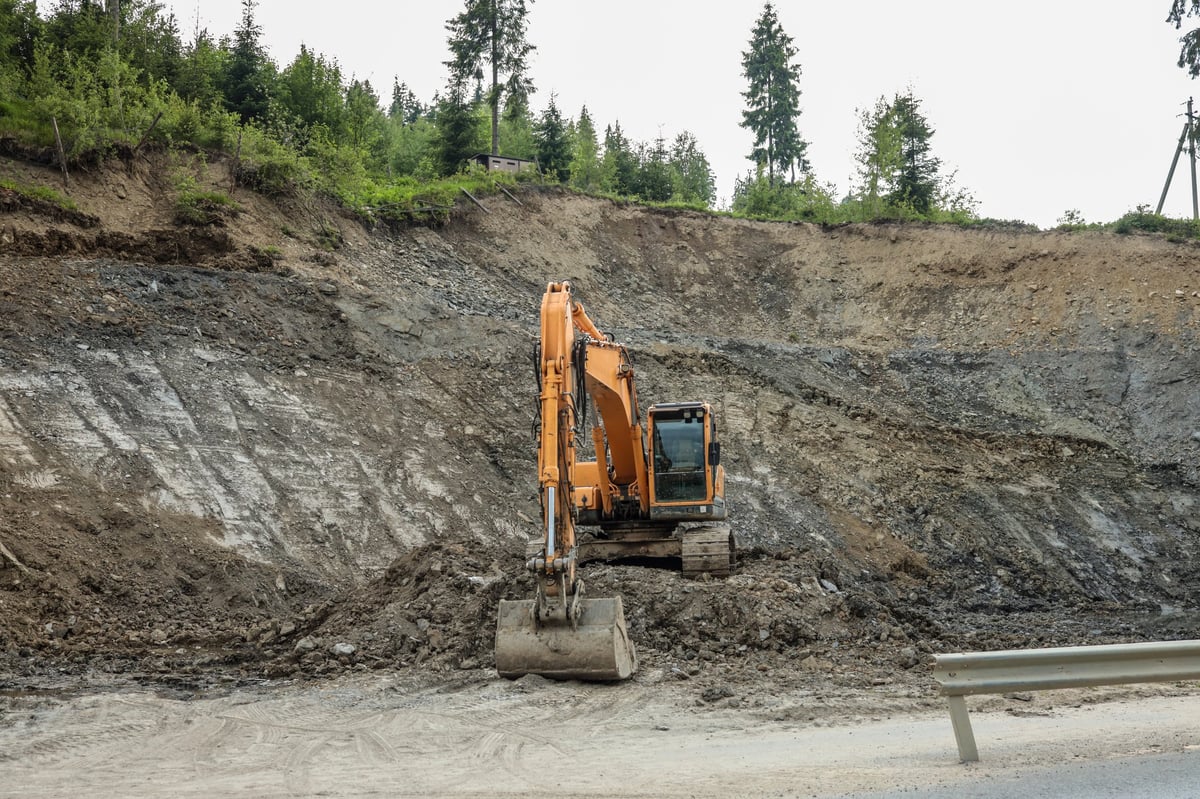 Bagger bei Erdarbeiten auf einer Baustelle