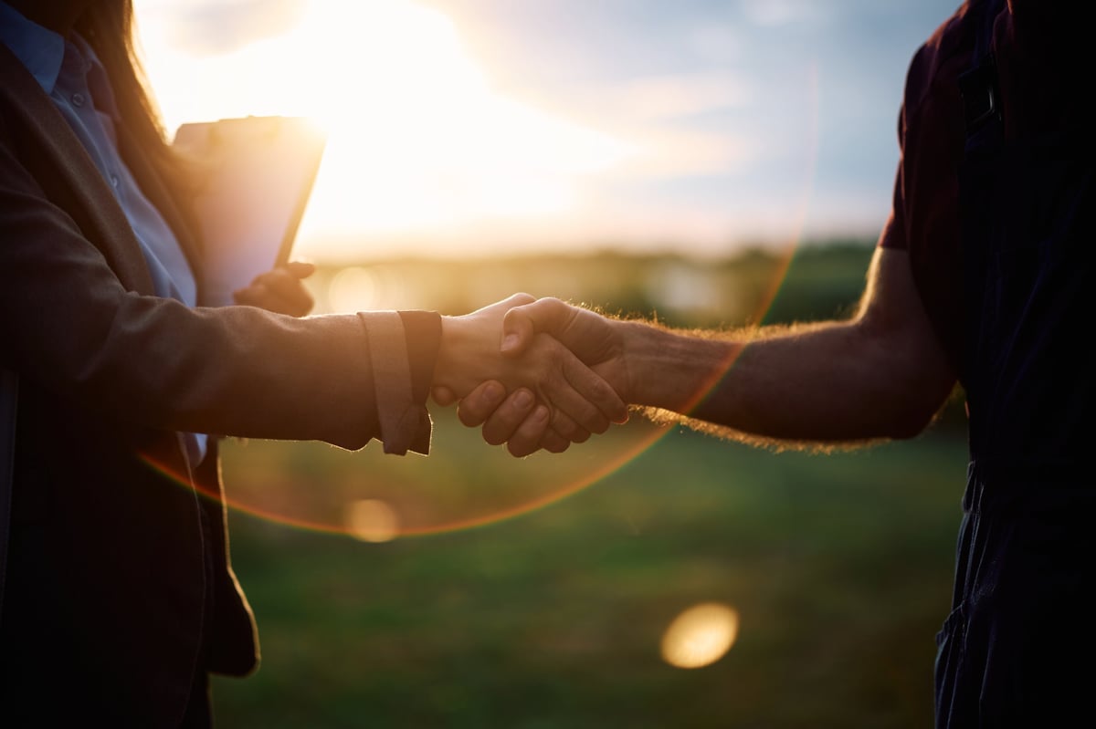 Handschlag zwischen Bauunternehmer und Kunde