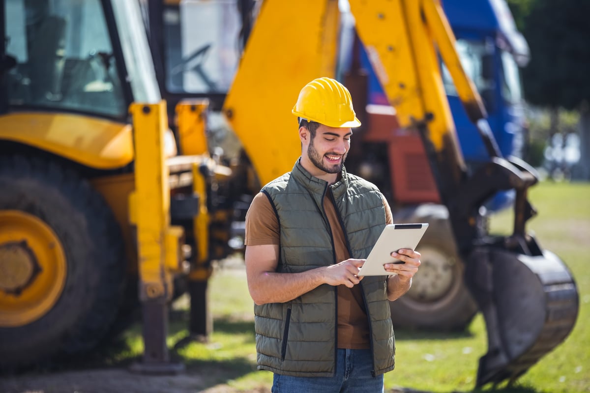 Bauarbeiter mit Tablet auf der Baustelle