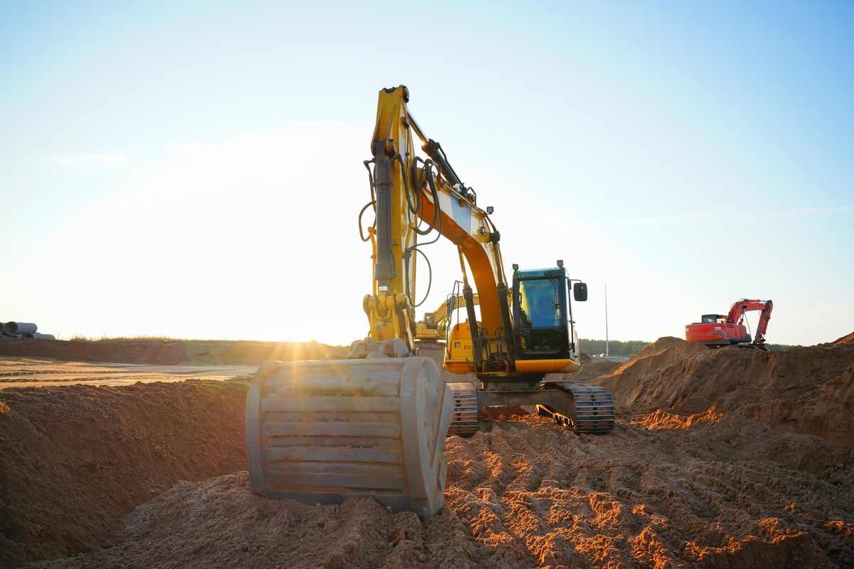 Bagger bei Erdarbeiten auf einer Baustelle